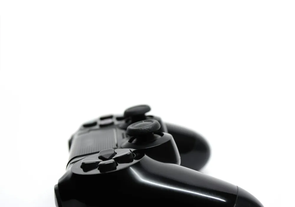 Detalle de un control de videojuegos negro