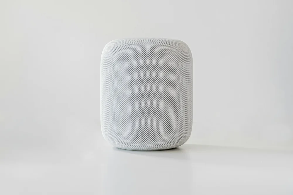 Parlante inteligente blanco en un entorno minimalista